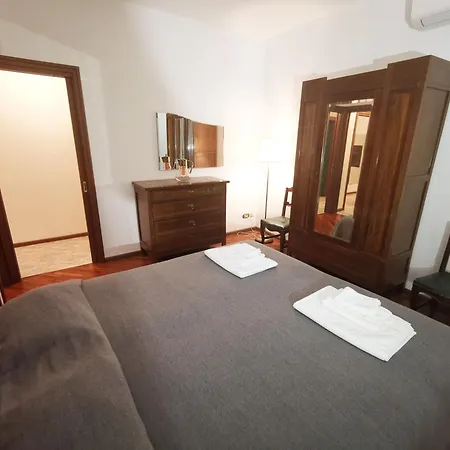 Elegant Historic Large House On アパート グラヴェドーナ