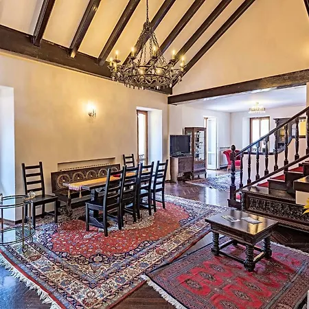 Elegant Historic Large House On Lejlighed